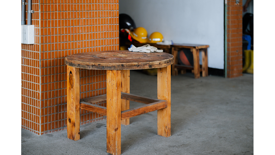 工務同仁運用木橫擔、電纜軸板等退役木料製成的桌椅家具。
